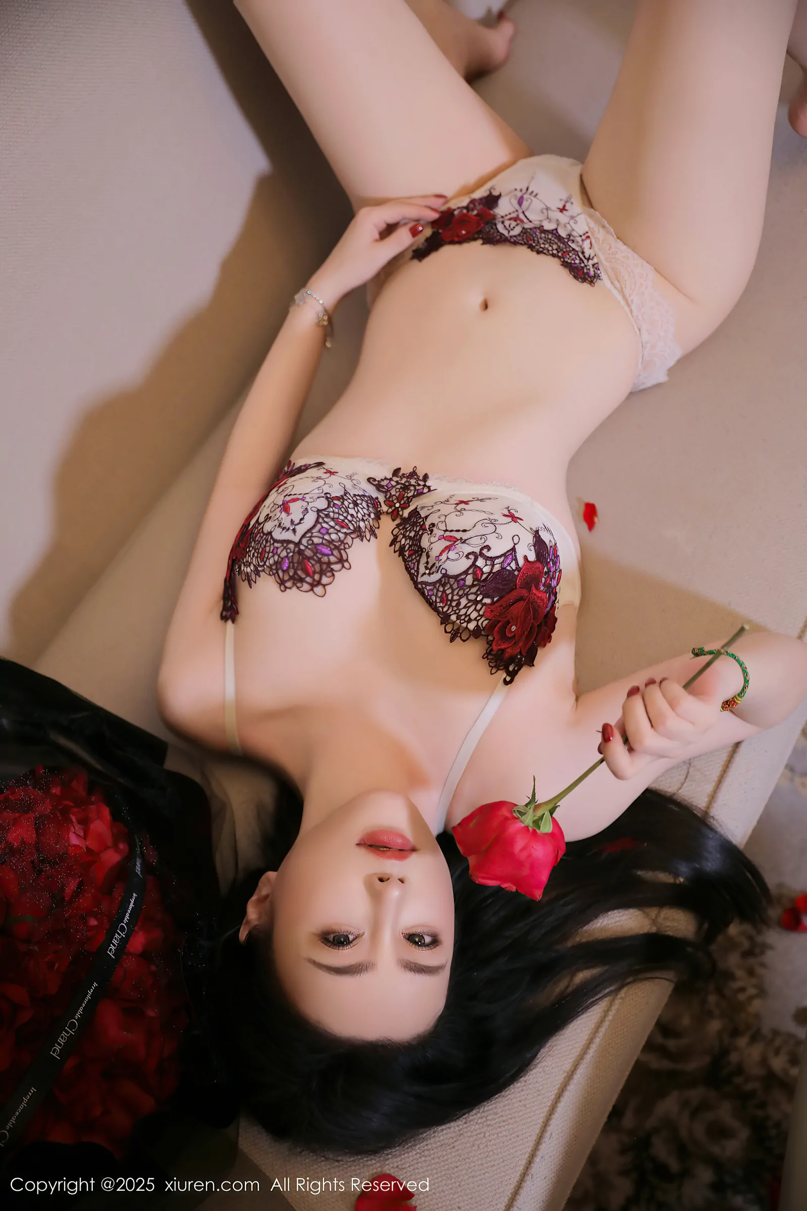 [Xiuren秀人网] 2025.03.04 NO.9963 乔娜娜 [48+1P／526MB]-女神汇